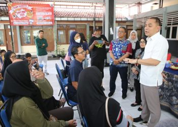 Wali Kota Surabaya Eri Cahyadi saat menemui para pelaku UMKM yang menjadi korban penipuan.