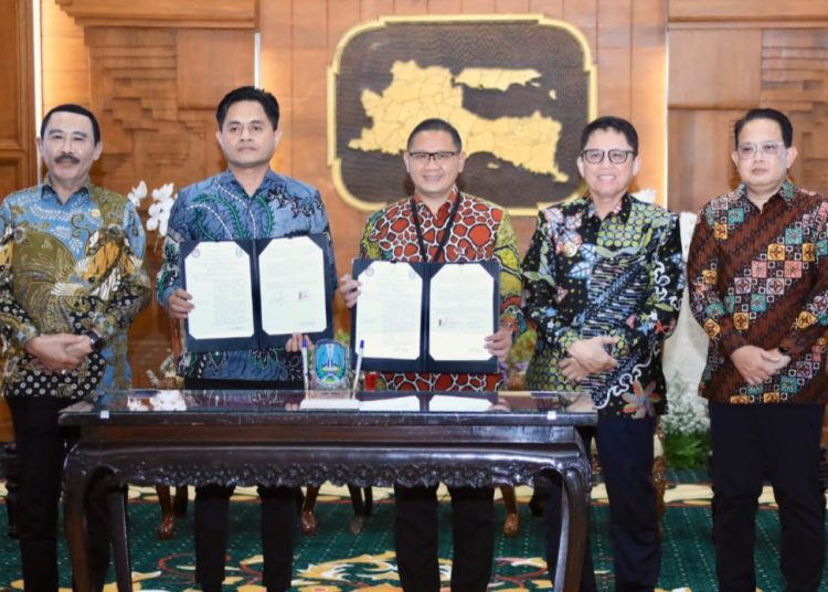 Pj Bupati Bojonegoro Adriyanto ikut menghadiri penandatanganan nota kesepakatan bakal dibangunnya SMAN 2 Taruna Pamong Praja antara Pemprov Jatim dengan IPDN di Bojonegoro. Penandatangan dilakukan di gedung Negara Grahadi Surabaya.