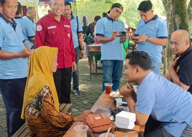Pemeriksaan kesehatan gratis di Waduk Pedang di Desa Kepohkidul, Kecamatan Kedungadem, Kabupaten Bojonegoro dalam rangka peringatan HPN 2025.