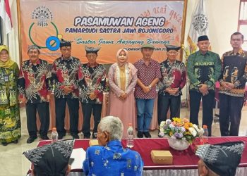 Foto bersama di sela kegiatan Pasamuwan Ageng yang digelar oleh Pamarsudi Sastra Jawi Bojonegoro di aula kantor PMI Bojonegoro.