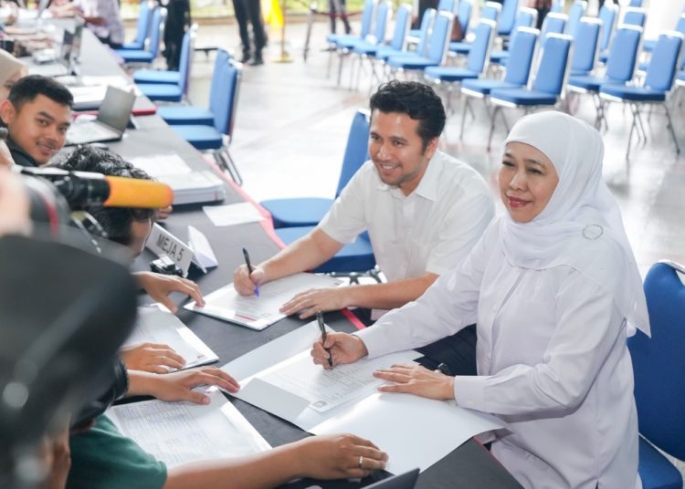 Khofifah Indar Parawansa dan Emil Elestianto Dardak menjalani pemeriksaan kesehatan di gedung Kementerian Dalam Negeri Jakarta.