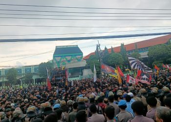 Aksi unjukrasa Aliansi Jatim Menggugat di DPRD Jatim.