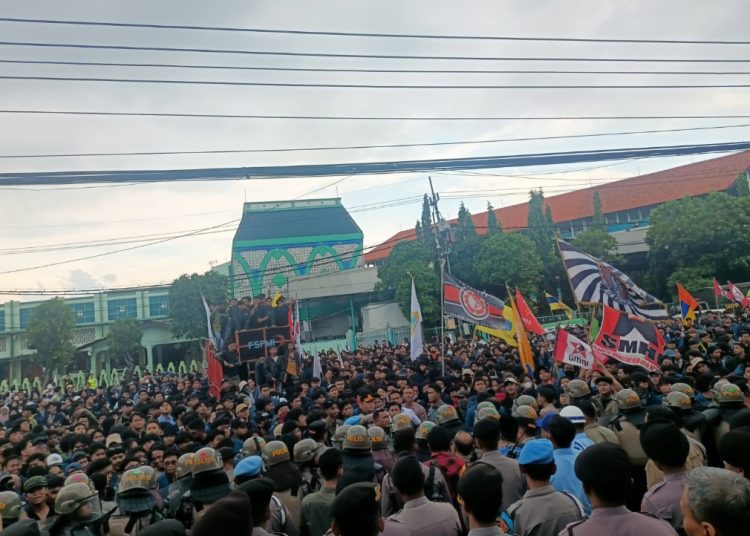 Aksi unjukrasa Aliansi Jatim Menggugat di DPRD Jatim.