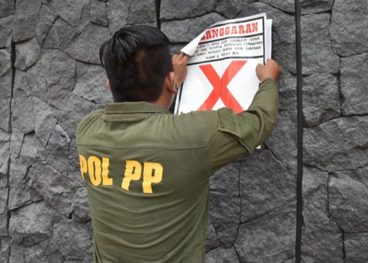 Salah satu bangunan yang disegel Satpol PP Surabaya.