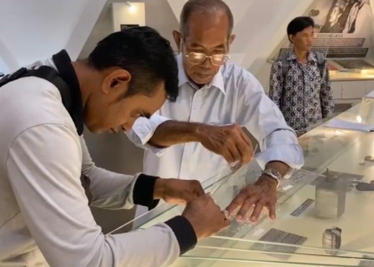 Pemasangan narasi dengan huruf braille pada koleksi Museum 10 Nopember dan Tugu Pahlawan Surabaya.