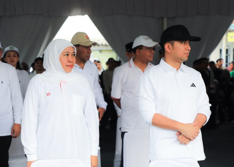 Khofifah Indar Parawansa dan Emil Elestianto Dardak dalam gladi kotor pelantikan kepala daerah-wakil kepala daerah di kawasan Monumen Nasional.