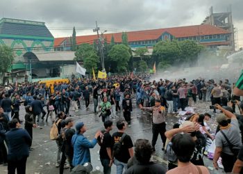 Aksi unjukrasa di sekitar gedung DPRD Jatim 17 Februari 2025 lalu.