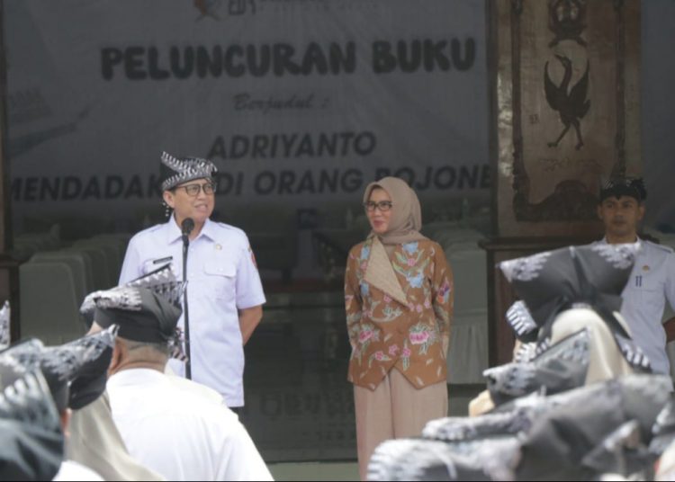 Pj Bupati Bojonegoro, Adriyanto dan Pj Ketua TP PKK Kabupaten Bojonegoro, Dian Adiyanti Adriyanto, pada apel di halaman Pendopo Malowopati.