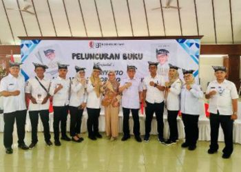 Foto bersama pada peluncuran buku "Adriyanto Mendadak Jadi Orang Bojonegoro”