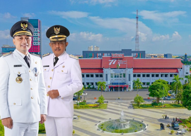 Foto ilustrasi, Wali Kota Surabaya Eri Cahyadi dan Wakil Wali Kota Surabaya Armuji dengan latar belakang gedung Balai Kita Surabaya.