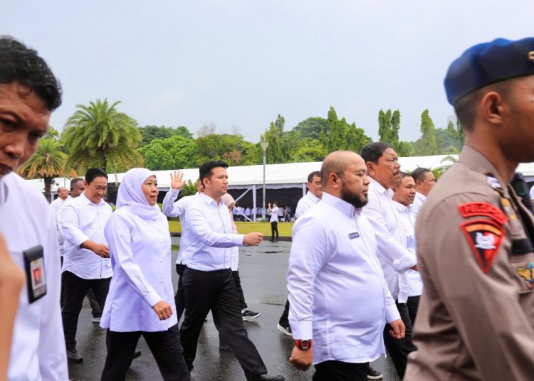 Khofifah Indar Parawansa dan Emil Elestianto Dardak mengikuti gladi bersih jelang pelantikan kepala daerah dan wakil kepala daerah di kawasan Monumen Nasional Jakarta.