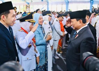 Khofifah Indar Parawansa memberikan hormat kepada Presiden Prabowo Subianto pada pelantikan kepala daerah di Jakarta.
