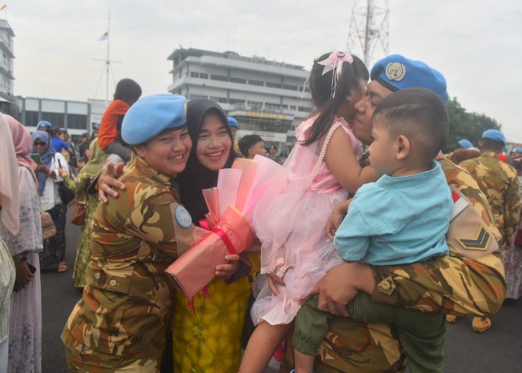 Para prajurit KRI Diponegoro-365 disambut keluarga setelah kembali ke tanah air usai menyelesaikan misi perdamaian PBB di perairan Lebanon.