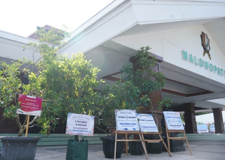 Karangan pohon hidup menghiasi sekitar pendopo Malowopati Bojonegoro usai pelantikan bupati dan wakil bupati di Jakarta