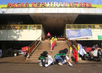 Aksi bersih pasar di Pasar Keputran Utara memperingati Hari Peduli Sampah Nasional tahun 2025.