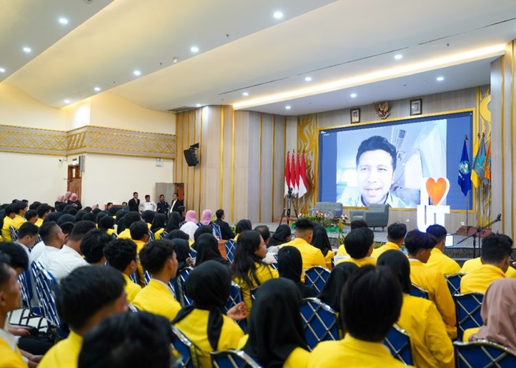 Wagub Jatim Emil Elestianto Dardak saat menyapa para mahasiswa Universitas Terbuka yang mengikuti Orientasi Studi Mahasiswa Baru (OSMB) secara virtual.