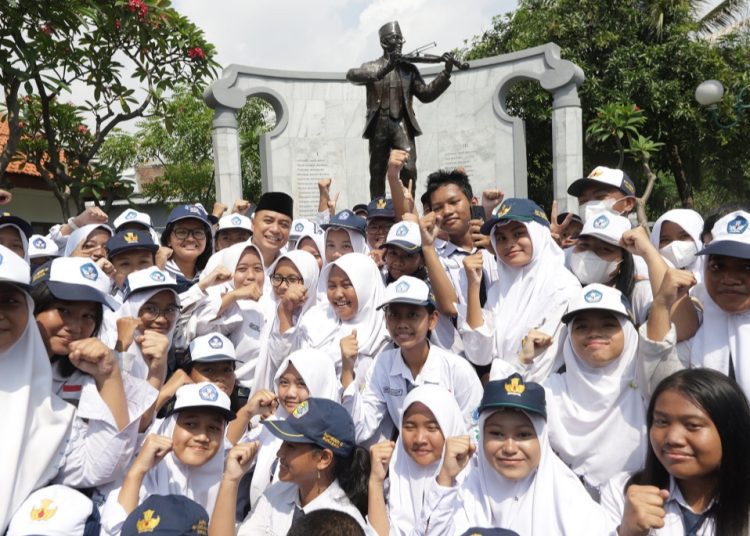 Foto ilustrasi, kegiatan pelajar SMP dengan Wali Kota Surabaya Eri Cahyadi.