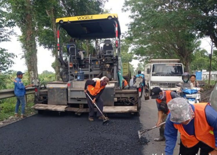 Foto ilustrasi perbaikan jalan oleh Pemprov Jatim.