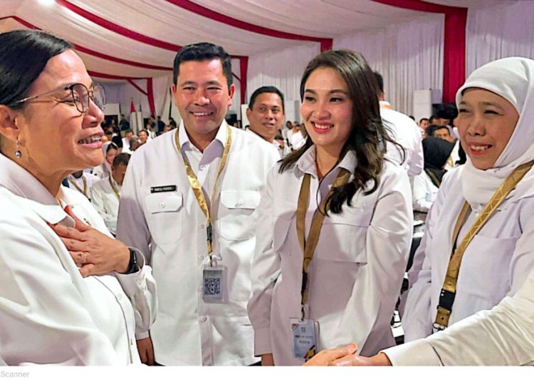 Gubernur Jawa Timur Khofifah Indar Parawansa saat bertemu dengan Menteri Keuangan Sri Mulyani.