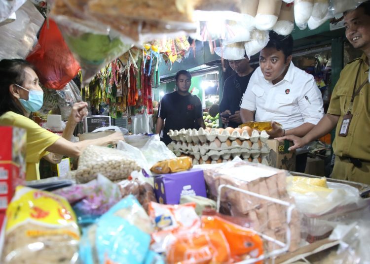 Tim dari Pemkot Surabaya dan Polrestabes Surabaya saat mengecek ketersediaan serta stabilitas harga bahan pokok menjelang Ramadan di Pasar Genteng Baru.