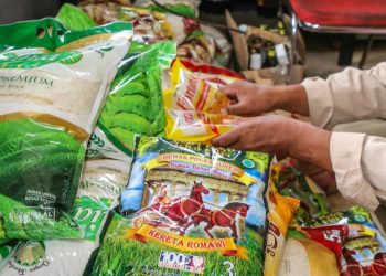 Aksi sosial yang dikirimkan ke Pemkot Surabaya. Ada yang menyumbang beras, gula, minyak goreng, mi instan, hingga sarden.