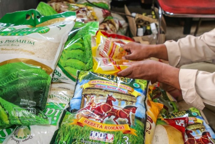 Aksi sosial yang dikirimkan ke Pemkot Surabaya. Ada yang menyumbang beras, gula, minyak goreng, mi instan, hingga sarden.