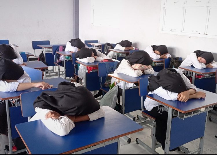 Program tidur siang satu jam di SMK Muhammadiyah 2 Surabaya. Program ini diharapkan membuat siswa lebih segar dan siap menerima pelajaran dengan konsentrasi penuh.