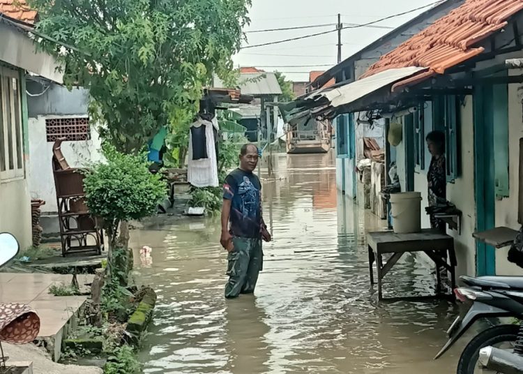 Air masih merendam permukiman warga di Desa Warugunung, Kecamatan Karangpilang, Surabaya.