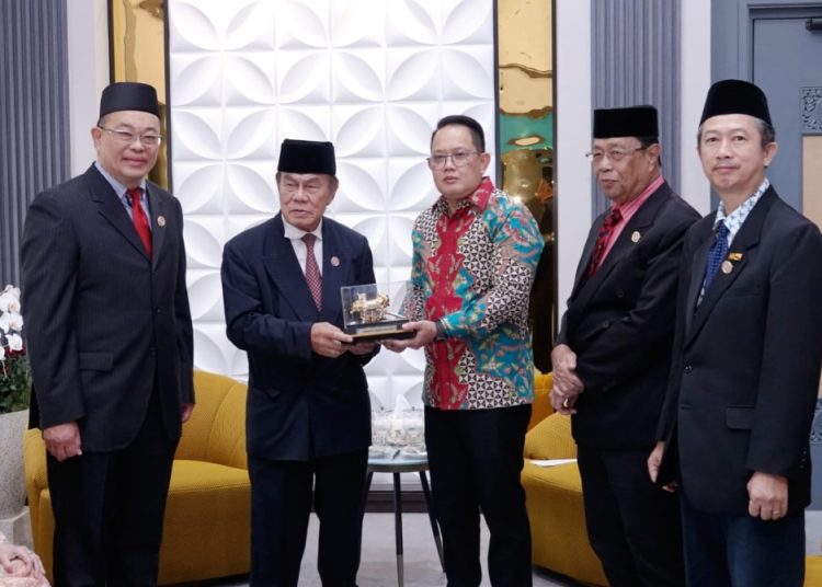 Sekdaprov Jatim Adhy Karyono saat menerima Delegasi Persatuan Persahabatan Brunei Darussalam - Indonesia Friendship Association di kantor gubernur Jatim.