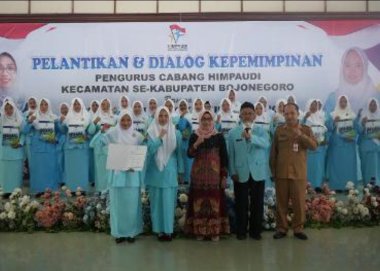 Foto bersama para pengurus cabang  Himpaudi tingkat kecamatan se-Kabupaten Bojonegoro usai pelantikan di Pendopo Malowopati.
