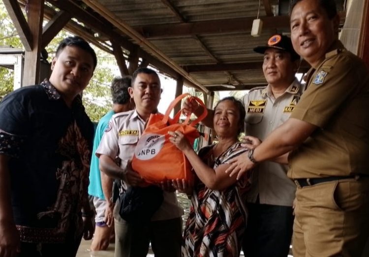 Pemberian bantuan berupa paket sembako, seperti beras dan beberapa bahan pokok lain kepada warga yang terdampak banjir.