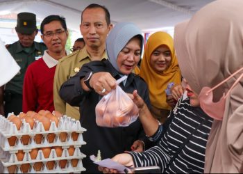 Wakil Bupati Bojonegoro Nurul Azizah dalam launching gerakan pasar murah di halaman Bakorwil.