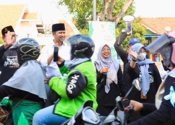 Wagub Jatim Emil Elestianto Dardak melepas ojol perempuan dalam kegiatan tarhib Ramadan di halaman gedung Islamic Center Surabaya.