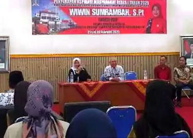 Anggota DPRD Jatim Wiwin Sumrambah saat reses di kampus Institut Teknologi dan Bisnis PGRI Dewantara Jombang.