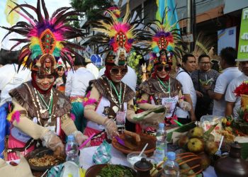 Penampilan salah satu tim peserta Festival Rujak Uleg yang diselenggarakan Pemkot Surabaya menyemarakkan Hari Jadi Kota Surabaya.