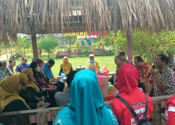 Tim dari Pemkot Surabaya saat mendatangi Poktan Soponyono di Kelurahan Warugunung, Kecamatan Karangpilang.