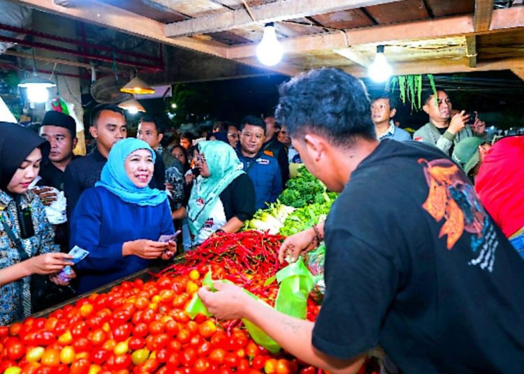 Foto dokumentasi, Gubernur Jawa Timur Khofifah Indar Parawansa saat melakukan peninjauan ke pasar tradisional untuk memantau ketersediaan dan harga bahan pokok.