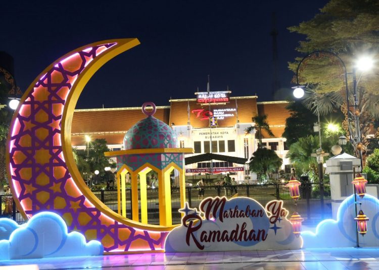 Ornamen ala Timur Tengah menghiasi kawasan sekitar Balai Kota Surabaya menyambut bulan Ramadan.