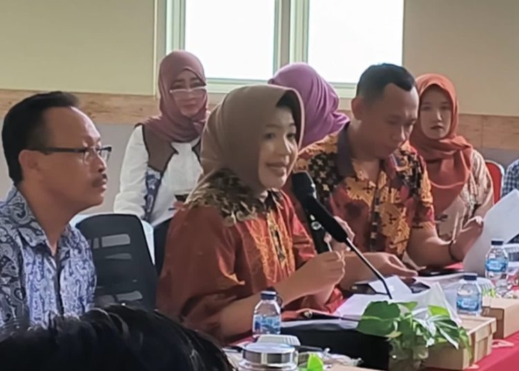 Kepala Dinas Sosial Surabaya Anna Fajrihatin pada  Forum Konsultasi Publik dalam rangka penyempurnaan rencana kerja.