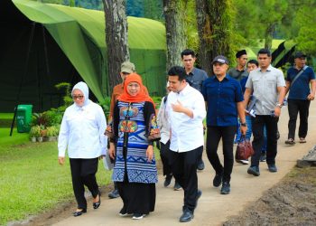 Gubernur Jatim Khofifah Indar Parawansa dan Wakil Gubernur Jatim Emil Elestianto Dardak di sela retreat di Akmil Magelang.