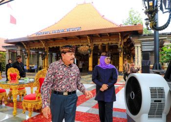 Khofifah Indar Parawansa bersama AM. Hendropriyono berkeliling melihat replika istana kraton Kerajaan Majapahit di Jalan Raya Mabes Hankam, Ceger, Kecamatan Cipayung, Jakarta Timur.