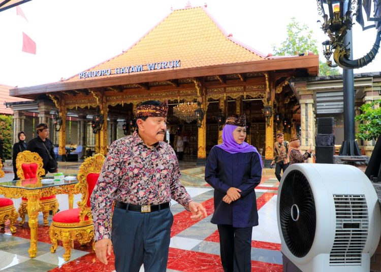 Khofifah Indar Parawansa bersama AM. Hendropriyono berkeliling melihat replika istana kraton Kerajaan Majapahit di Jalan Raya Mabes Hankam, Ceger, Kecamatan Cipayung, Jakarta Timur.