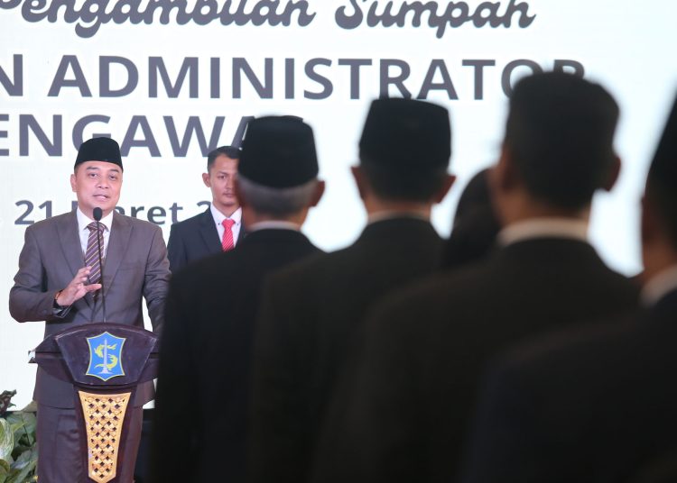 Foto dokumentasi, Wali Kota Surabaya Eri Cahyadi dalam pelantikan pejabat di lingkup Pemkot Surabaya beberapa waktu lalu. Kini untuk menduduki posisi tertentu, wali kota Surabaya menerapkan lelang jabatan melalui mekanisme pengajuan proposal serta pemaparan visi-misi.