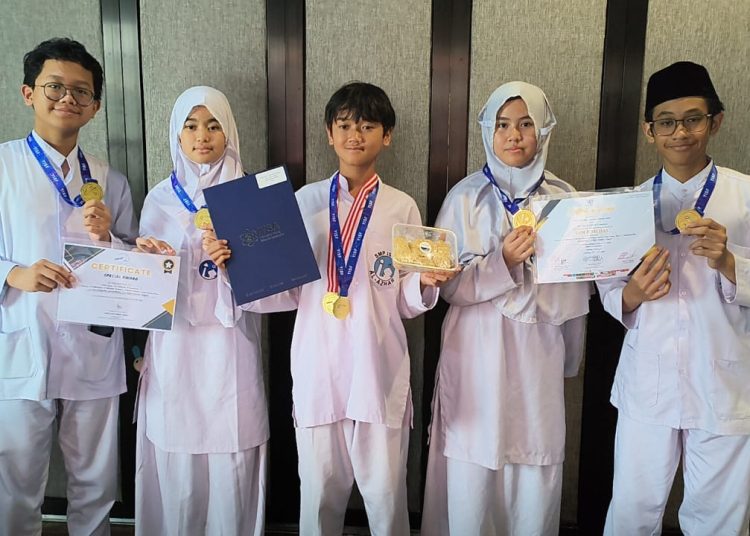 Lima siswa SMP Islam Al-Azhar 13 Surabaya yang tergabung dalam Five Stars meraih medali emas dalam ajang 5th Youth International Science Fair.