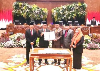 Penandatanganan berita acara pengesahan tiga Rancangan Peraturan Daerah menjadi Peraturan Daerah dalam rapat paripurna di DPRD Bojonegoro.