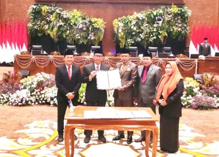 Penandatanganan berita acara pengesahan tiga Rancangan Peraturan Daerah menjadi Peraturan Daerah dalam rapat paripurna di DPRD Bojonegoro.