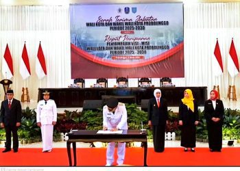 Wali Kota Probolinggo Aminuddin bersama Wakil Wali Kota Dwi Lestari pada sertijab yang dilanjutkan dengan penyampaian visi misi pada rapat paripurna di gedung DPRD Probolinggo.