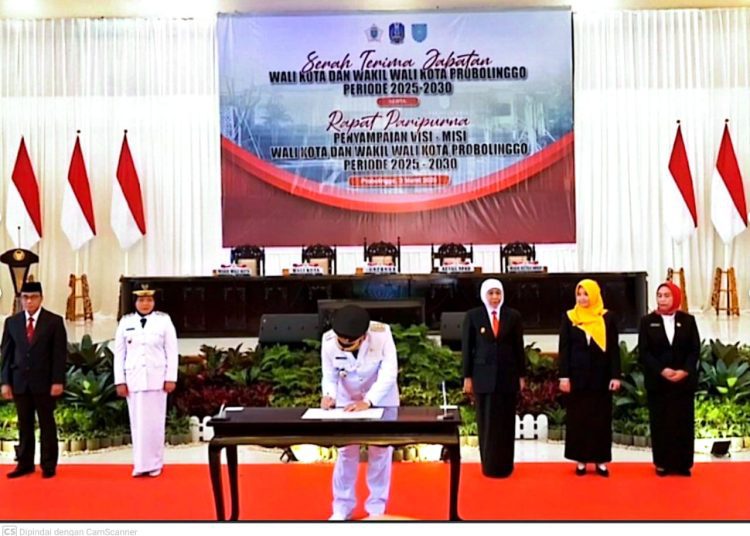 Wali Kota Probolinggo Aminuddin bersama Wakil Wali Kota Dwi Lestari pada sertijab yang dilanjutkan dengan penyampaian visi misi pada rapat paripurna di gedung DPRD Probolinggo.