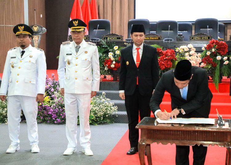 Wagub Jatim Emil Elestianto Dardak saat sertijab bupati dan wakil bupati Bondowoso KH Abdul Hamid Wahid - KH As'ad Yahya Syafi'i, di kantor DPRD Bondowoso.