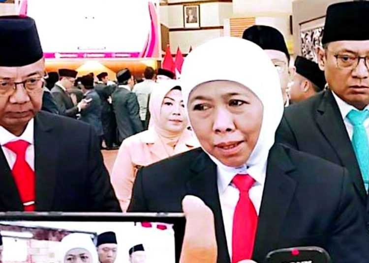 Gubernur Jatim Khofifah Indar Parawansa usai menghadiri paripurna serah terima jabatan Bupati Jember Muhammad Fawait di gedung DPRD Jember.